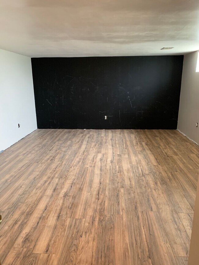 Building Photo - Ranch Style Farm House!