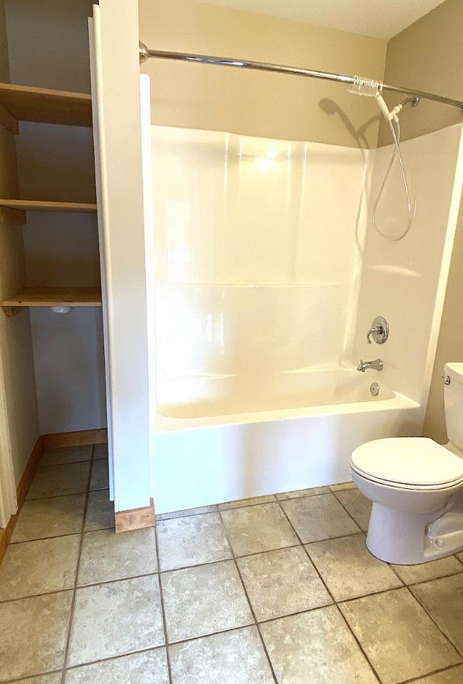 Building Photo - 3 Bedroom 2 bathroom with bonus room log cabin