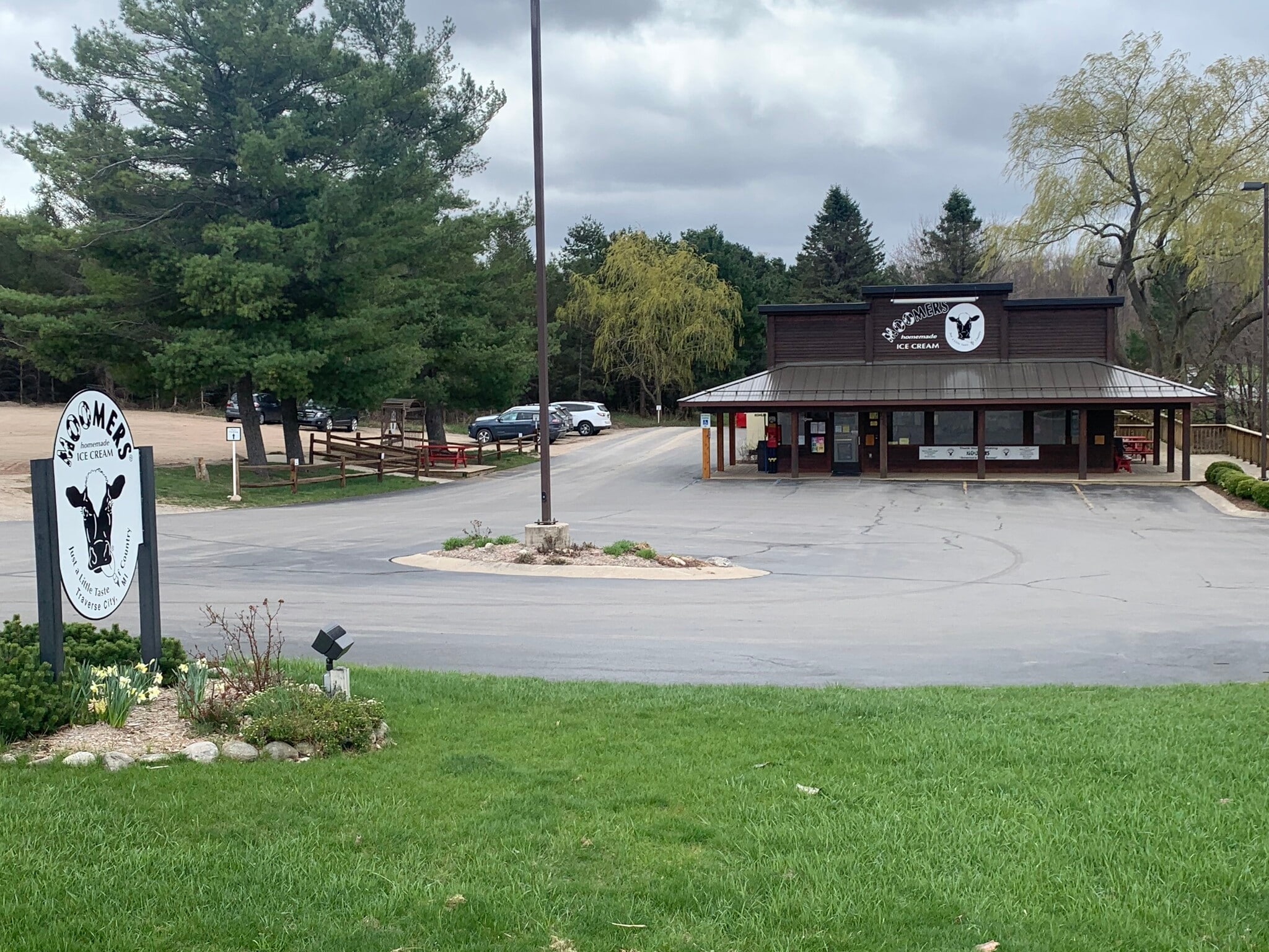 Moomers - Less than 5 miles - 4469 Manhattan W