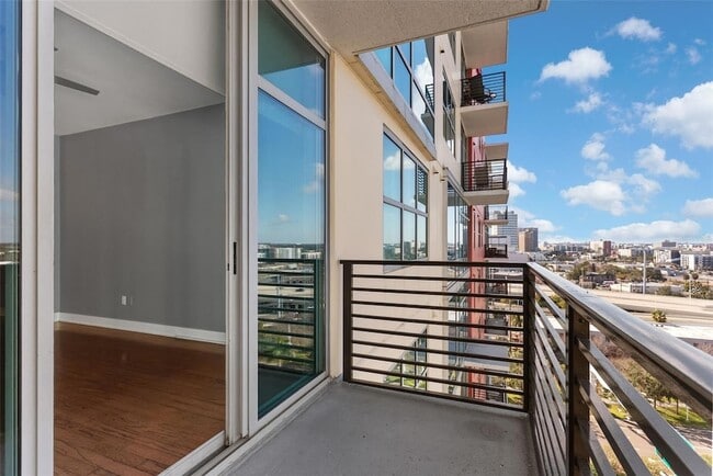 Building Photo - 1120 E Kennedy Blvd