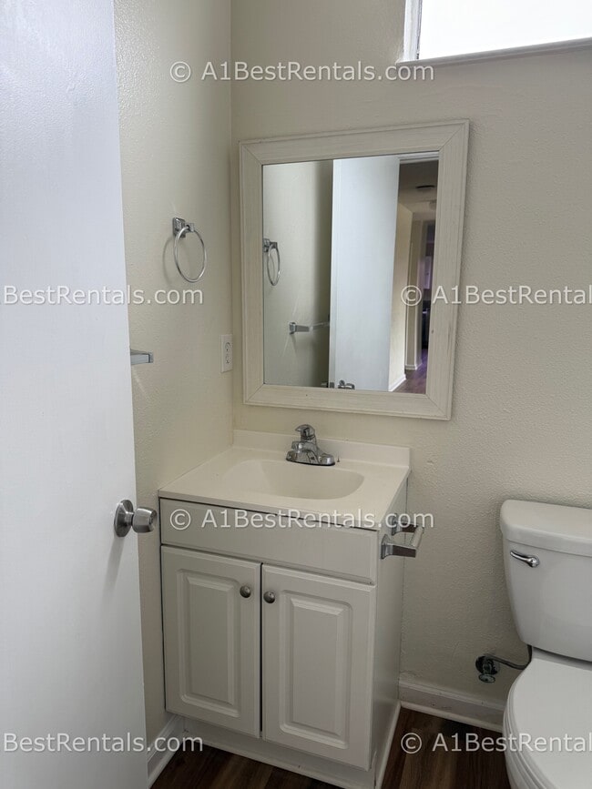 Building Photo - 683 Alpine Ave