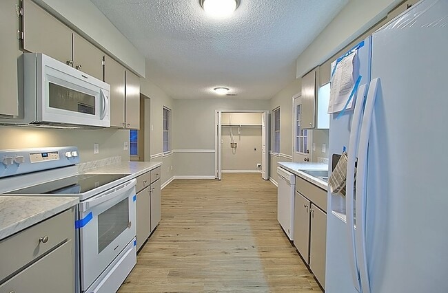 Building Photo - 705 Edgewood Ct