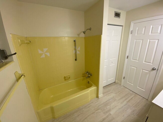 Building Photo - 2385 Poinsettia Dr