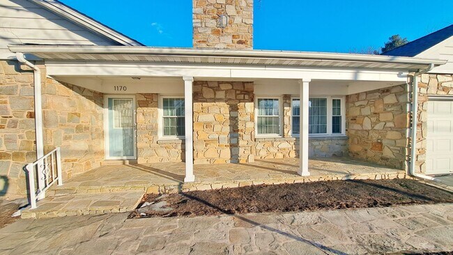 Building Photo - 3 Bed / 1-1/2 Bath Single Family Home w/2-car garage