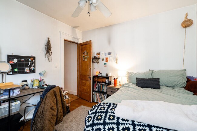 Building Photo - Bright and Sunny 3 Bedroom Upper