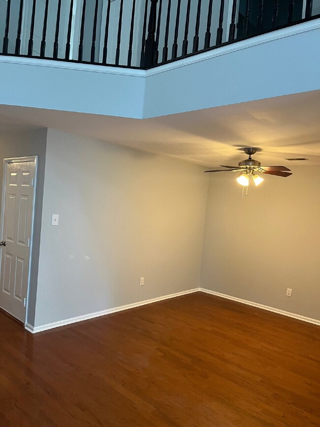 Building Photo - 402 Harvest Ln
