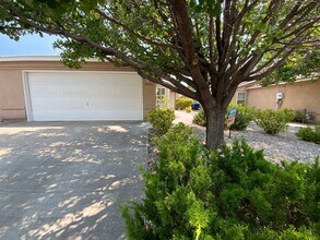 Building Photo - 3 Bedroom Townhome Available Near Southern...