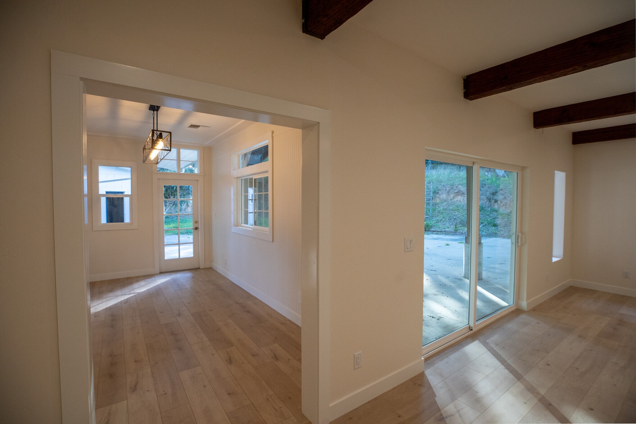 Building Photo - 384 Crazy Horse Canyon Rd