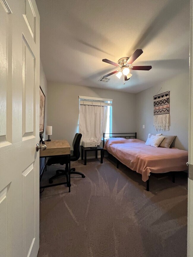 Building Photo - ABSOLUTELY AMAZING! Large 4 bedroom 2 stor...