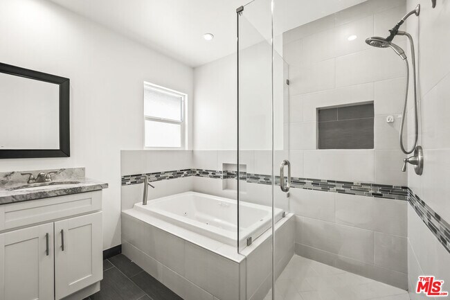 Building Photo - 23046 Leonora Dr
