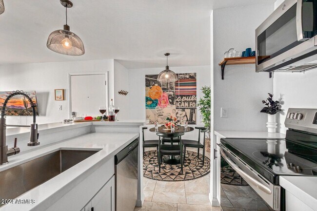 Building Photo - 8055 Thomas Rd