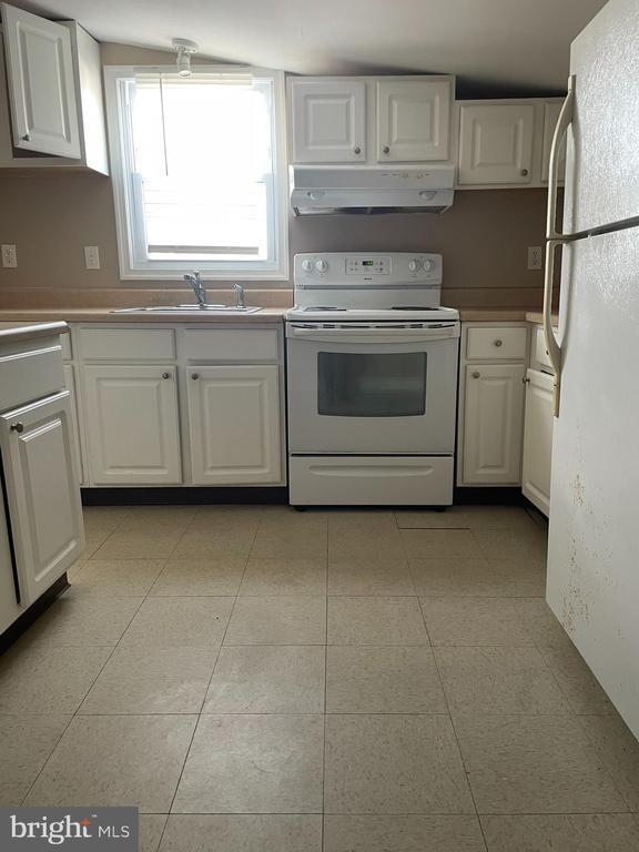 Building Photo - 221 Chester Ave