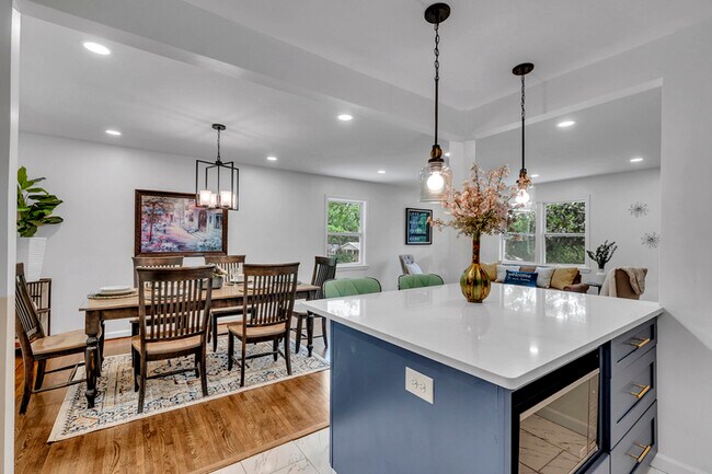 Building Photo - 917 S Forrest Dr