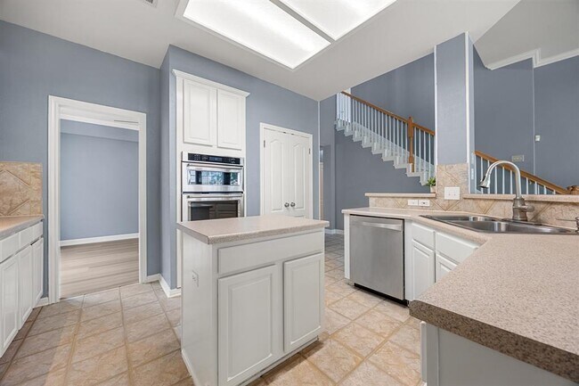 Building Photo - 15041 Calaveras Dr