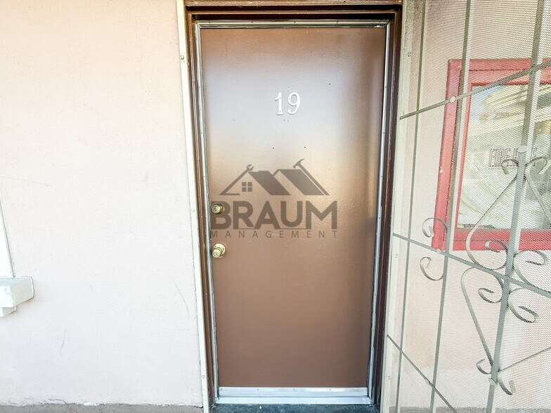 Building Photo - 13115 Oxnard St