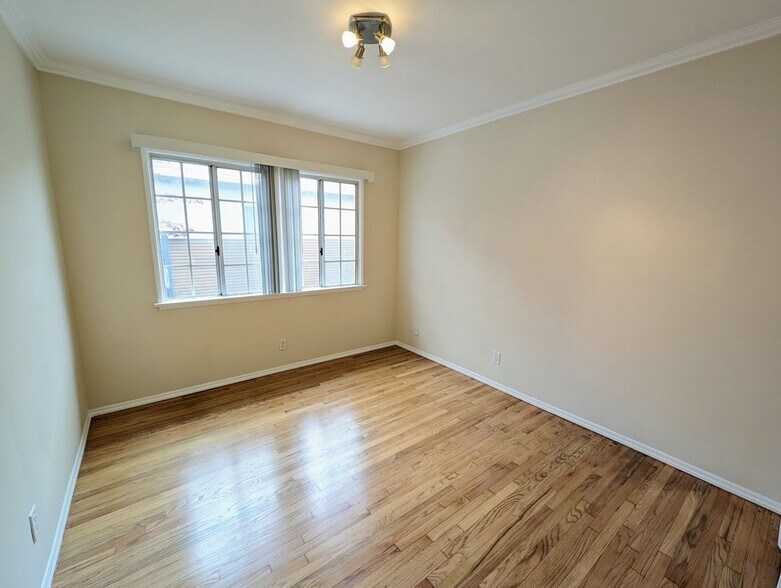 Building Photo - 2746 Thurman Ave.