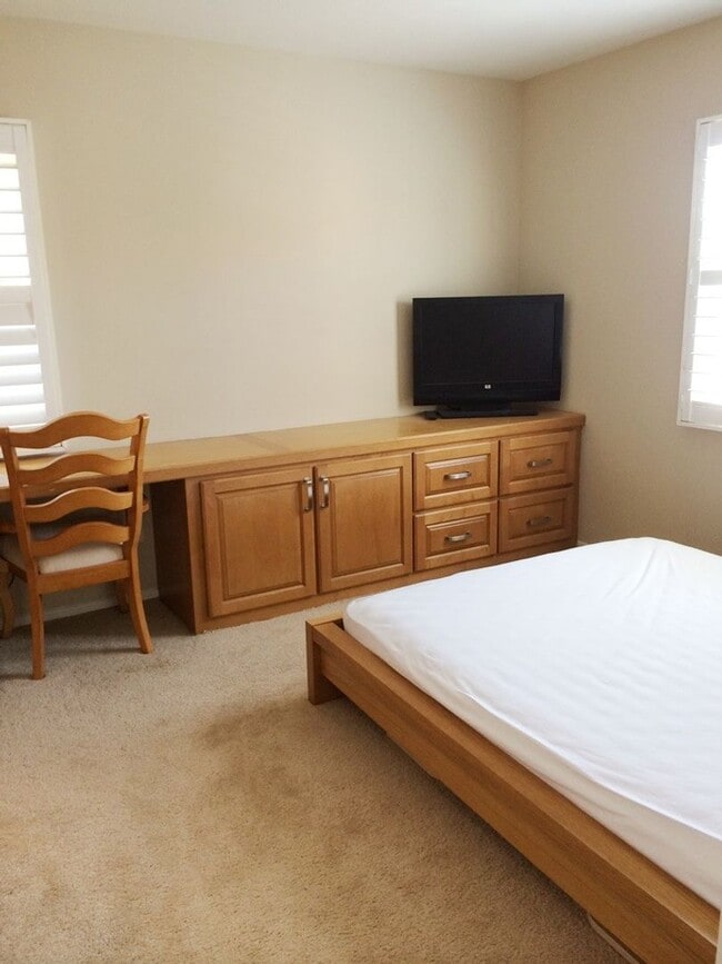 Building Photo - 2 Bedroom, 2.5 bath DETACHED condo in Oak ...
