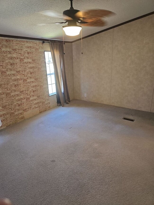 Building Photo - Refurbished 4 bedroom 2 bath