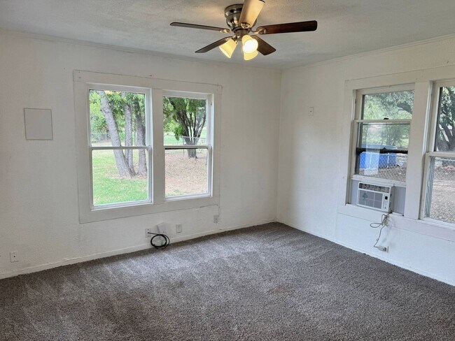Building Photo - 3 Bed 2 Bath Home With Tons Of Natural Light