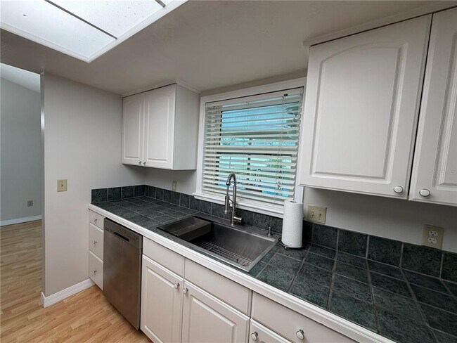 Building Photo - 3727 Dunwich Ave