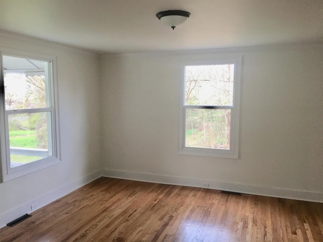 Building Photo - Beautiful 2 Bedroom 1 Bathroom Home with S...