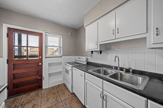 Building Photo - 5821 Lindenwood Ave