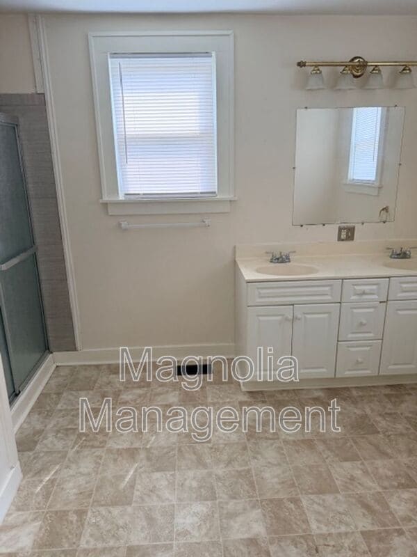 Building Photo - 250 Davis St