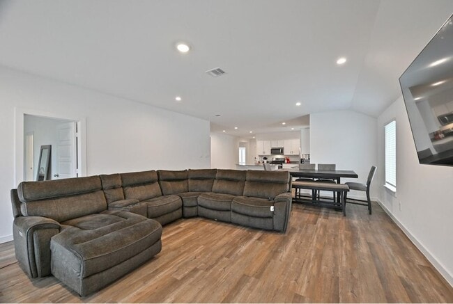 Building Photo - 1139 Hughes Crossing Dr