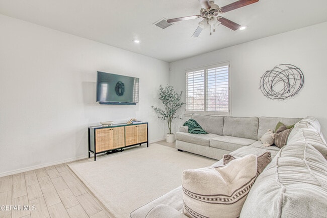 Building Photo - 7517 Red Cedar Dr