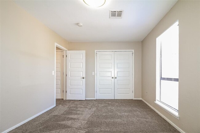 Building Photo - 1102 Swan Lake Rd