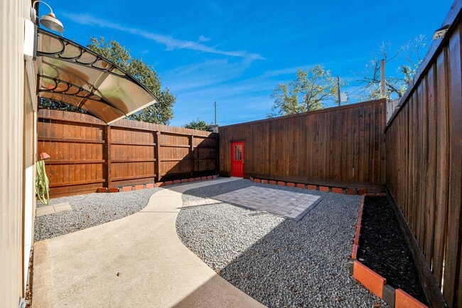 Building Photo - 832 W 27th St