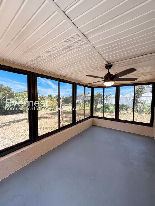 Building Photo - 3 Bed, 2 Bath Home with Spacious Yard and Attached Garage for Rent / Available Soon!