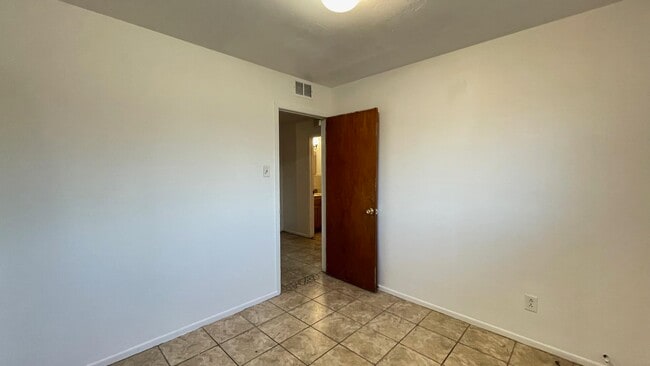 Building Photo - 9224 Montgomery Dr