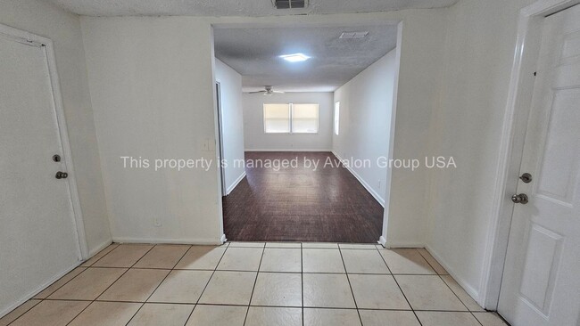 Building Photo - 3018 Donna Dr