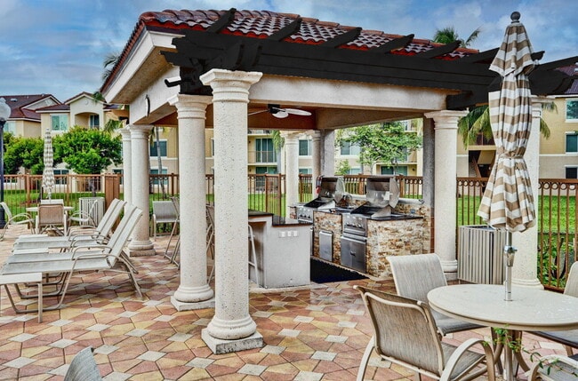 Building Photo - 1002 Villa Cir