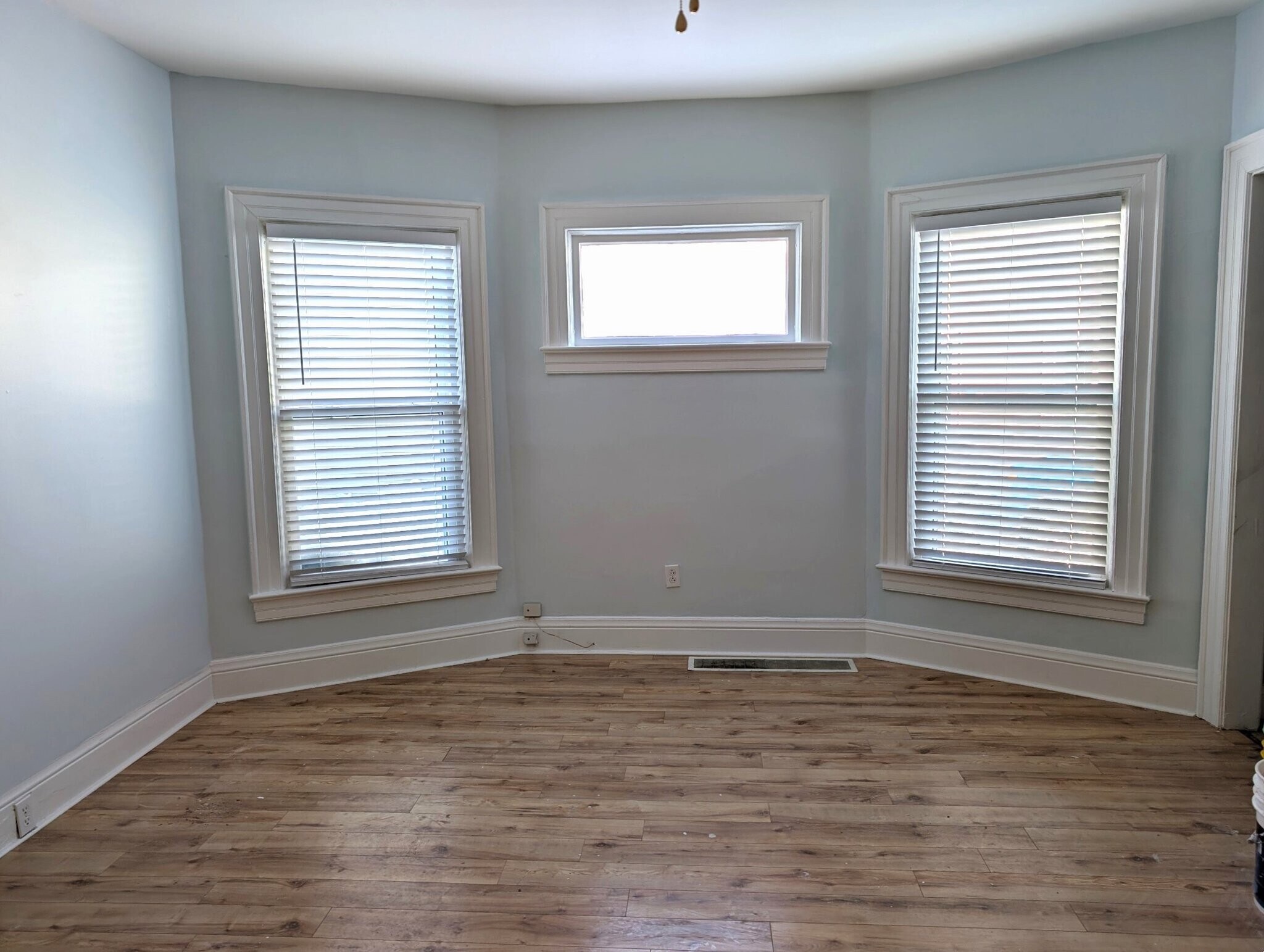 Building Photo - 5313 Broadway