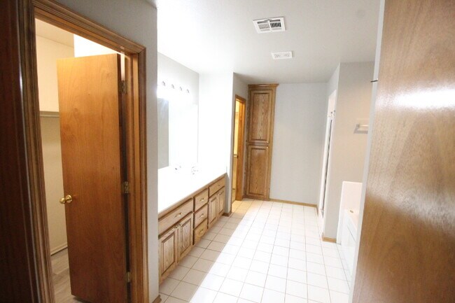 Building Photo - 620 Eastview Dr