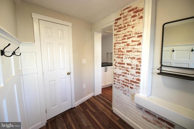 Building Photo - 141 W Mulberry St