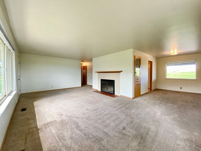 Building Photo - Charming Country Home