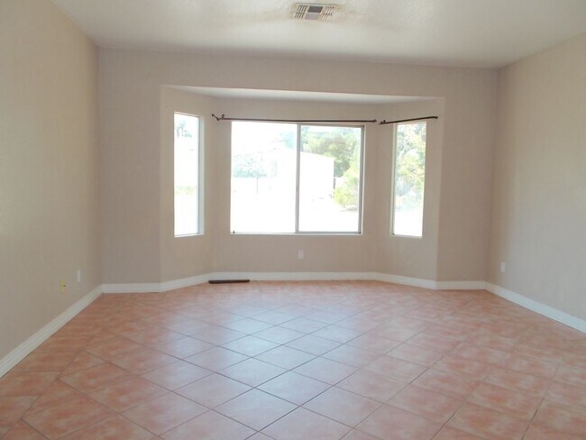 Building Photo - Spacious Estate on Nearly an Acre!