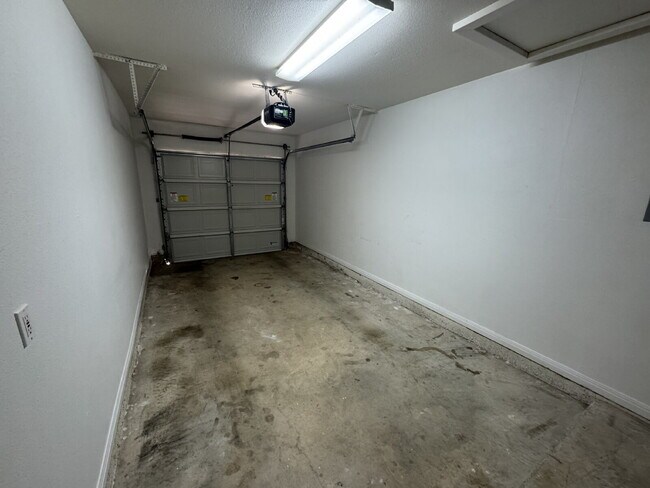 Building Photo - 2-Bed 2-Bath 1-Car Garage easy access to W...