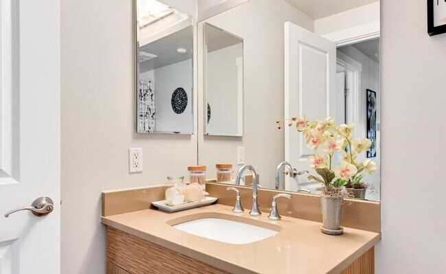 Building Photo - Luxurious, Bright and Meticulously Maintained 2 Bed and 2 Bath Condo