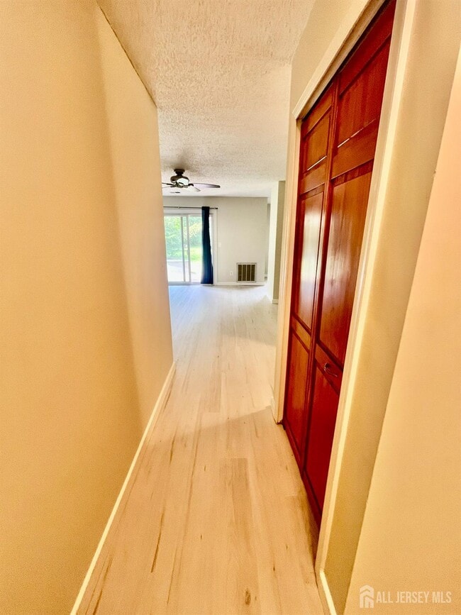 Building Photo - 11 Tanglewood Ct