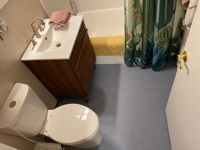 Remodeled bathroom - 175 Rosslyn Ave