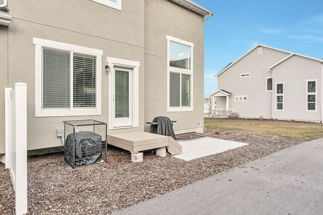 Building Photo - ROW END TOWNHOUSE W 2 CAR GARAGE + AMENITIES