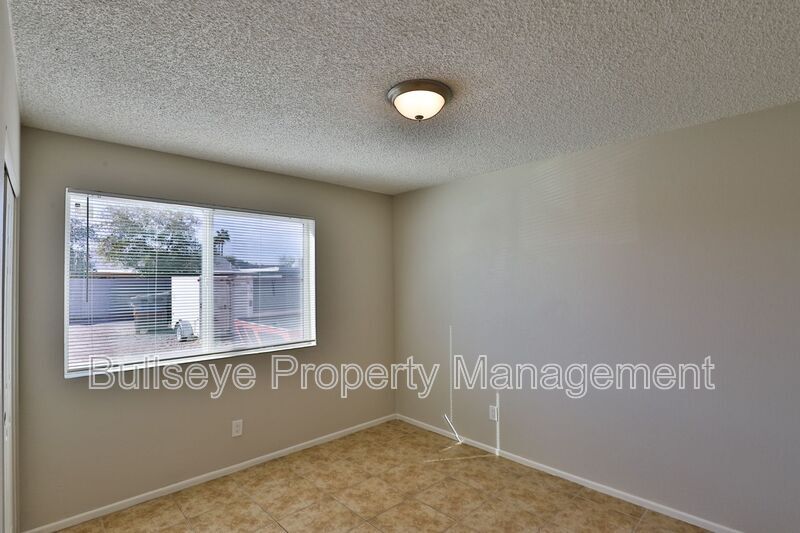 Building Photo - 859 W Ray Rd