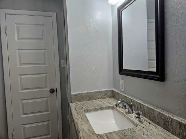 Building Photo - 2305 Cottonwood Dr