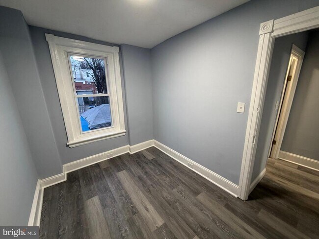 Building Photo - 363 E Airy St