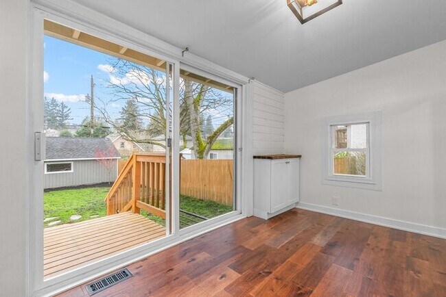 Building Photo - Charming Cottage in West Seattle's Highly ...