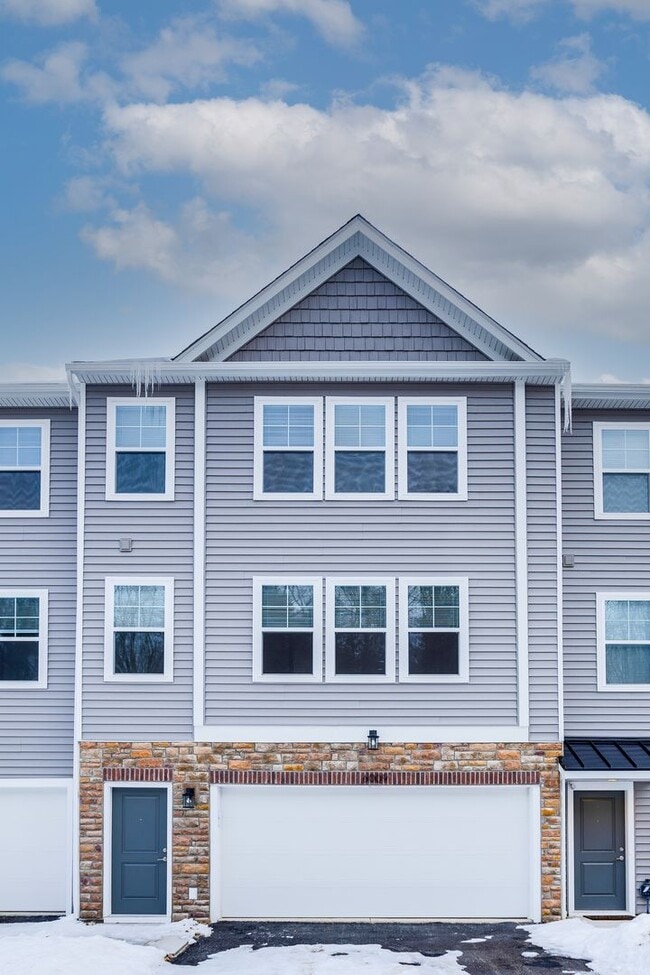 Building Photo - Beautiful End Unit 3 Bedroom Townhouse - Franklin Regional School District - Available May 15th!